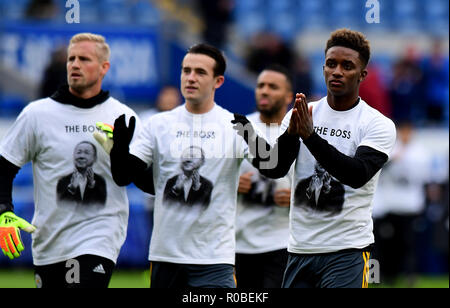 Von Leicester City Demarai Srivaddhanaprabha Vichai Grau trägt ein T-Shirt mit der Aufschrift "der Boss" während der Premier League Match an der Cardiff City Stadium, Cardiff. Stockfoto