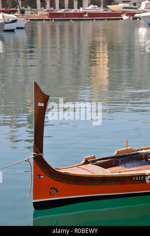 Um Malta - Vedette traditionelle maltesische Boot, gebunden in Vittoriosa Marina. Stockfoto