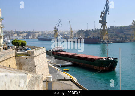 Um Malta - ein Blick auf den geschäftigen Hafen, der Grand Harbour in Valletta Stockfoto