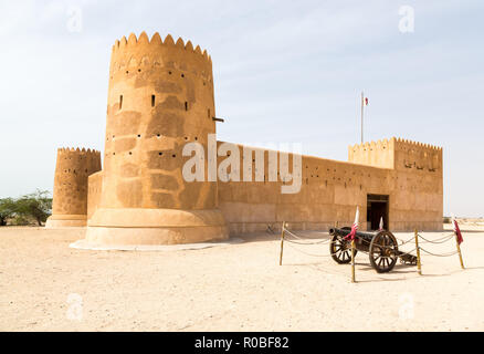 Al Zubara Fort, historische Qatari militärische Festung in der Wüste, mit alten Kanone in der Nähe, Katar. UNESCO-Weltkulturerbe. Naher Osten, Persischer Golf. Stockfoto