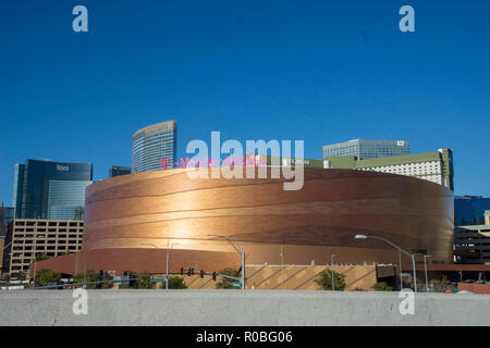 Außenansicht der T-Mobile Arena in Las Vegas, Nevada. Die Mehrzweckhalle ist die Heimat der Las Vegas Golden Knights Hockey Team. Stockfoto