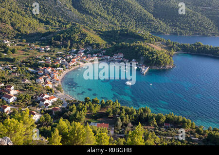 Kroatien - Die Landschaft und die Küste der Halbinsel Peliesac in der Nähe von Zuliana Dorf im Licht der untergehenden Sonne. Stockfoto