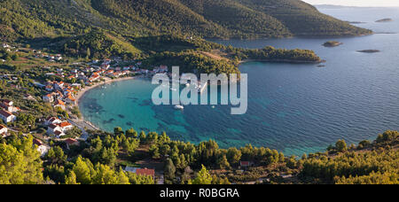 Kroatien - Die Landschaft und die Küste der Halbinsel Peliesac in der Nähe von Zuliana Dorf im Licht der untergehenden Sonne. Stockfoto