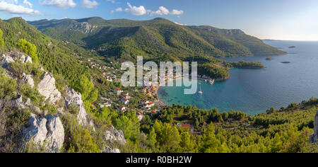 Kroatien - Die Landschaft und die Küste der Halbinsel Peliesac in der Nähe von Zuliana Dorf im Licht der untergehenden Sonne. Stockfoto