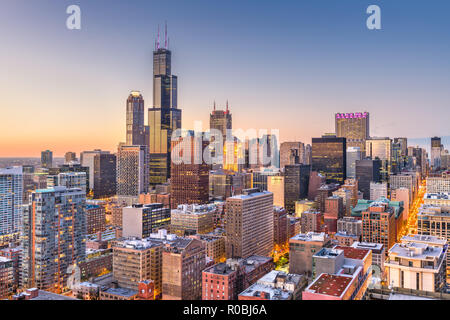 Chicago, Illinois, USA Downtown Skyline von oben in der Abenddämmerung. Stockfoto