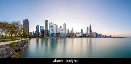 Chicago, Illinois, USA Downtown Skyline aus dem Michigan See in der Abenddämmerung. Stockfoto