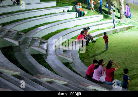 Personen, die im Amphitheater am dravyavati Fluss proj Stockfoto