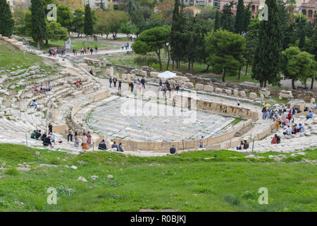 Athen, Griechenland - 28. Oktober 2018: Theater von Dionysos unterhalb der Akropolis Hügel Stockfoto