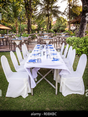 Stühle und Tische für Garden Party vorbereitet Stockfoto