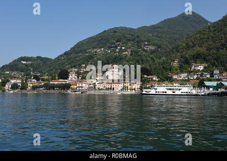 Blick auf Laveno Mombello, ist der Tourismus Hauptstadt des östlichen Ufers des Lago Maggiore in der Provinz von Varese, Italien Stockfoto