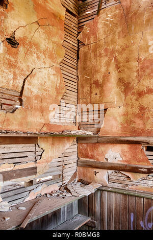 Der Mantel Zimmer im alten Schulhaus in der Geisterstadt Govan, Washington zeigt die Risse in der Drehbank und Gips. Stockfoto