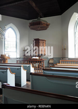 Innenraum der Alten Holländischen Kirche in Sleepy Hollow, New York. Die steinerne Kirche wurde im 17. Jahrhundert gebaut. Stockfoto