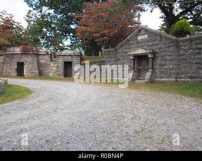 Grabkammern in der Alten Holländischen Kirche Friedhof in Sleepy Hollow New York