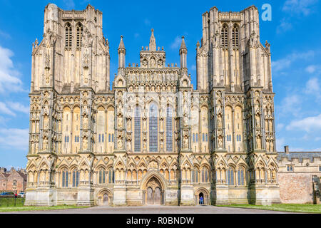 Die beeindruckende Wells Cathedral ist im Mai Sonnenschein. Stockfoto