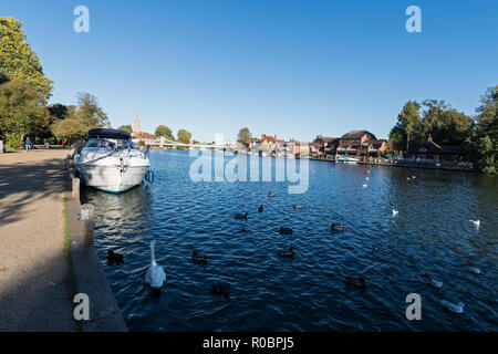 Einem verankerten river Cruiser auf der Themse in Marlow in Buckinghamshire, Großbritannien. Stockfoto