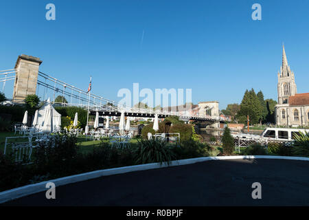 Die Hängebrücke und die All Saints Church an der Themse vom Compleat Angler Hotel in Marlow in Buckinghamshire, Großbritannien. Das Viktorianische Stockfoto