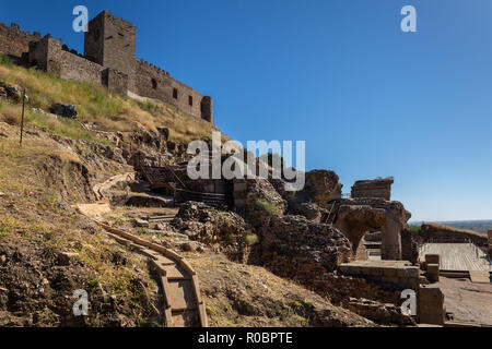 Römische Ruinen und Schloss in Medellin. Der Extremadura. Spanien. Stockfoto