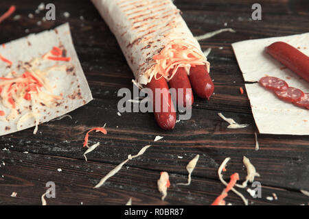 Wurst in pita Brot auf dem Tisch, vom Küchenchef Stockfoto