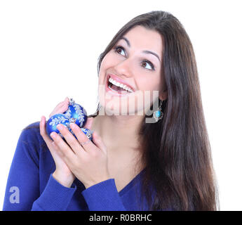 Schöne junge Frau mit einem Blue Christmas Ball. Stockfoto