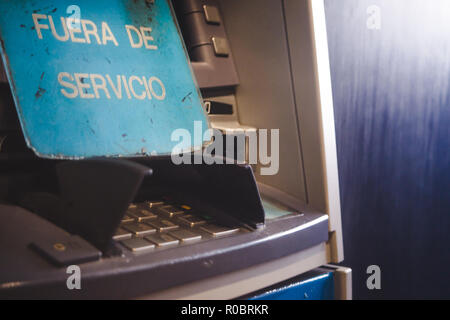 Pin-Tastatur von ATM Bargeldbezug Maschine mit einem Schild mit der Aufschrift 'Außer Betrieb' in Spanisch Stockfoto