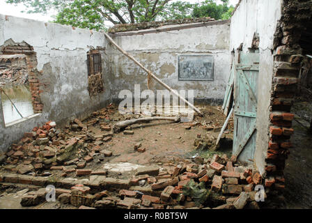 Schwere Zyklonischer Sturm AILA war die schlimmste Naturkatastrophe Bangladesch zu beeinflussen, da Super Zyklon Sidr im November 2007. Die zweite tropischer Wirbelsturm der 2009 North Indian Ocean Wirbelsturmsaison, AILA gebildet über die Bucht von Bengalen am 23. Mai. Ein relativ starker tropischer Wirbelsturm, die es verursacht erhebliche Schäden in Indien und Bangladesh. Der Sturm war für mindestens 339 Todesfälle in Bangladesch und Indien verantwortlich; Mehr als 1 Millionen Menschen wurden obdachlos. Gesundheit Beamte in Bangladesch bestätigte einen tödlichen Ausbruch von Durchfall am 29. Mai, mit mehr als 7.000 Menschen angesteckt werden und vier sterben. Stockfoto