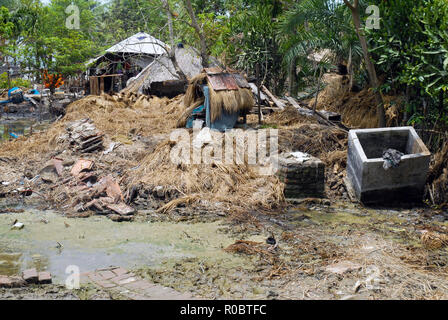 Schwere Zyklonischer Sturm AILA war die schlimmste Naturkatastrophe Bangladesch zu beeinflussen, da Super Zyklon Sidr im November 2007. Die zweite tropischer Wirbelsturm der 2009 North Indian Ocean Wirbelsturmsaison, AILA gebildet über die Bucht von Bengalen am 23. Mai. Ein relativ starker tropischer Wirbelsturm, die es verursacht erhebliche Schäden in Indien und Bangladesh. Der Sturm war für mindestens 339 Todesfälle in Bangladesch und Indien verantwortlich; Mehr als 1 Millionen Menschen wurden obdachlos. Gesundheit Beamte in Bangladesch bestätigte einen tödlichen Ausbruch von Durchfall am 29. Mai, mit mehr als 7.000 Menschen angesteckt werden und vier sterben. Stockfoto