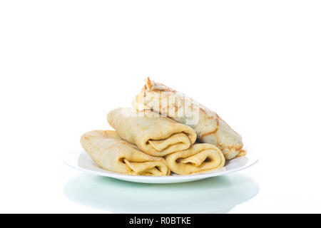 Gebratene dünne Pfannkuchen auf einer Platte Stockfoto