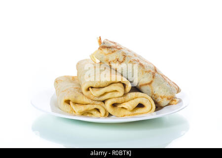 Gebratene dünne Pfannkuchen auf einer Platte Stockfoto