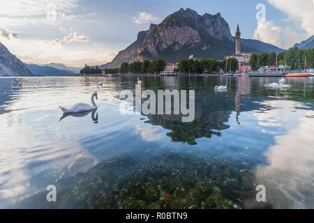 Lecco, Comer See, Lombardei, Italien. Blick auf die Stadt mit der St. Martin Berg in den See Wasser wider Stockfoto