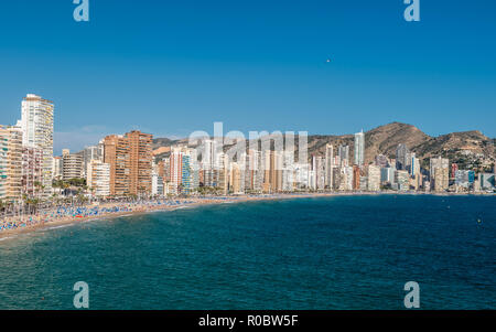 Panoramablick von Benidorm, Spanien Benidorm Alicante Playa de Poniente Strand Sonnenuntergang in Spanien. Wolkenkratzer in der Nähe der Strand in Benidorm, Spanien. Skyline Stockfoto