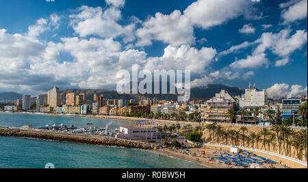 Panoramablick von Benidorm, Spanien Benidorm Alicante Playa de Poniente Strand Sonnenuntergang in Spanien. Wolkenkratzer in der Nähe der Strand in Benidorm, Spanien. Skyline Stockfoto