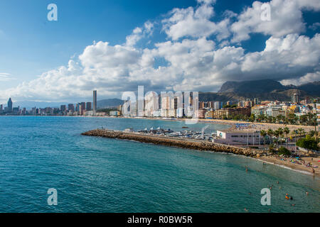 Panoramablick von Benidorm, Spanien Benidorm Alicante Playa de Poniente Strand Sonnenuntergang in Spanien. Wolkenkratzer in der Nähe der Strand in Benidorm, Spanien. Skyline Stockfoto