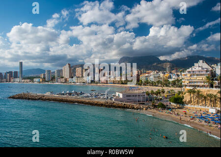 Panoramablick von Benidorm, Spanien Benidorm Alicante Playa de Poniente Strand Sonnenuntergang in Spanien. Wolkenkratzer in der Nähe der Strand in Benidorm, Spanien. Skyline Stockfoto