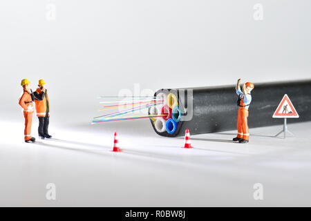 Ankunft der Fiber Optics Abbildung, Arbeit, mit Figuren und Kabel aus optischen Fasern. Stockfoto