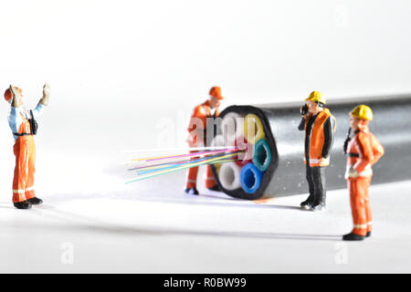 Ankunft der Fiber Optics Abbildung, Arbeit, mit Figuren und Kabel aus optischen Fasern. Stockfoto