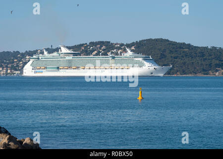 Toulon (Frankreich) am 2017/06/11: Zwischenstopp der MS Independence of the Seas, Kreuzfahrt Schiff der Royal Caribbean Cruise Line betrieben. T Stockfoto