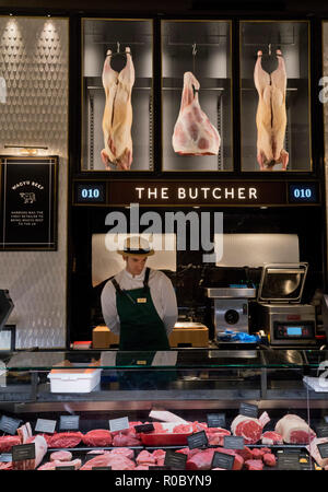 Arbeiter an der Metzgerei essen Zähler bei Harrods Luxuskaufhaus. London, England, Großbritannien Stockfoto