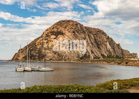 Boote im Wasser am Morro Rock, Morro Bay, Kalifornien. Stockfoto