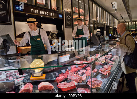 Kunde bei der Metzgerei essen Zähler bei Harrods Luxuskaufhaus. London, England, Großbritannien Stockfoto