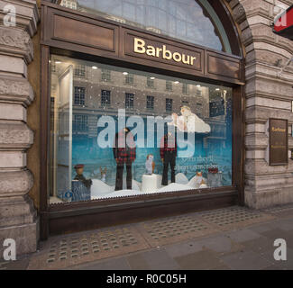 Barbour Store, Regent Street, London, UK. Weihnachten Fenster angezeigt, im November 2018 Stockfoto