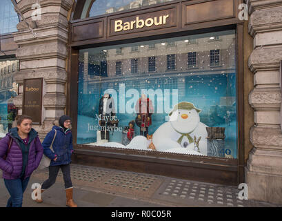 Barbour Store, Regent Street, London, UK. Weihnachten Fenster angezeigt, im November 2018 Stockfoto