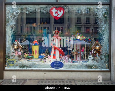 Hamleys Toy Store, Regent Street, London, UK. Weihnachten Fenster angezeigt, im November 2018 Stockfoto