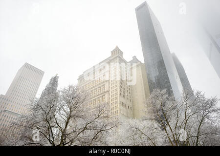 Wolkenkratzer in der Innenstadt von New York, Ansicht von unten. Massive Schneefälle in NYC. Schneereiche Winter Wetter. Reisen in den USA. Stockfoto