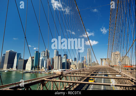 Spektakuläre Skyline von Manhattan aus Brooklyn Bridge, New York, USA Stockfoto