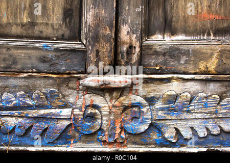 Teil der dekorativen geschnitzten Fensterläden aus Holz mit schäbig und alt Stockfoto
