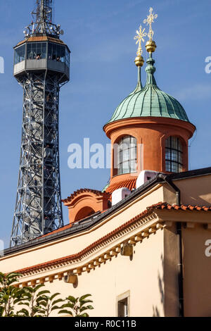 Petrin Aussichtsturm und St. Lawrence Kirche, Prag Tschechische Republik Stockfoto