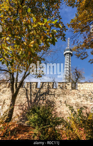 Prag Petrin Hügel Aussichtsturm hinter Hunger Wall Prag Herbst Stockfoto