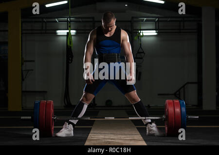 Powerlifter steht vor der Barben und Vorbereitung für Kreuzheben Stockfoto