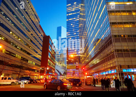 NEW YORK - 20. MÄRZ 2015: Beleuchtung und Nacht Lichter von New York City. Nachtleben der Stadt, die niemals schläft. Reisen in den USA. Stockfoto