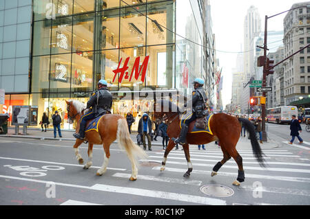 NEW YORK - 16. MÄRZ 2015: Polizisten ihre Pferde in Downtown New York Fahrt auf der East 48th Street, Manhattan, USA. Stockfoto